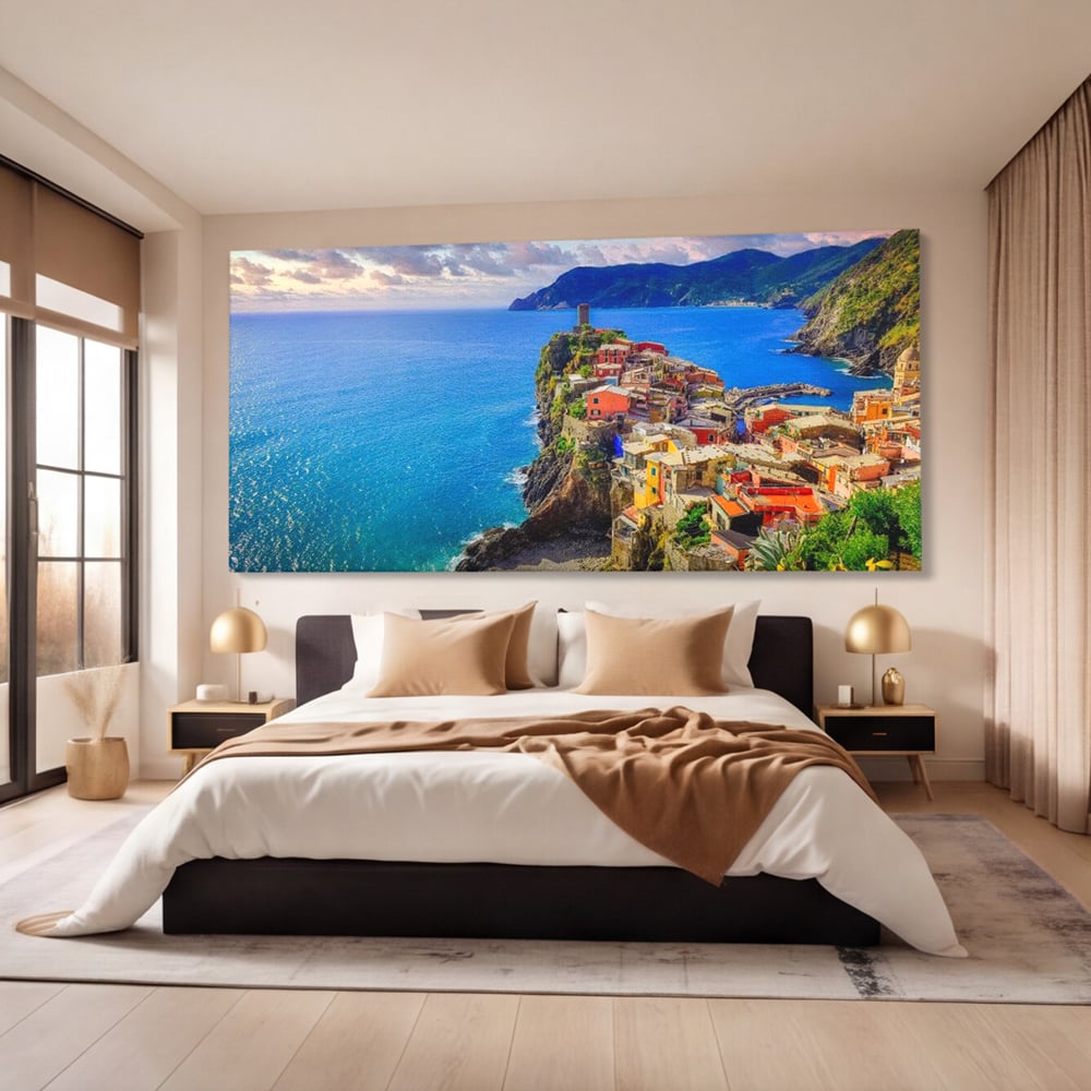 Tablou canvas cu peisaj costier italian cu sat colorat pe stanca, fara rama, pe sasiu de lemn, pe perete intr-un dormitor